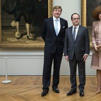 Guillermo Alejandro y Máxima de Holanda con François Hollande en el Louvre de París