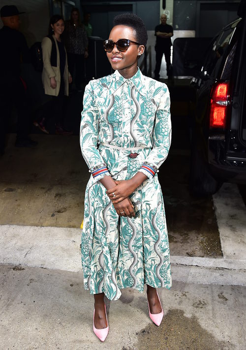 Lupita Nyong'O en las calles de Nueva York con colorido vestido 2016