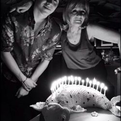 Brooklyn Beckham celebrando el cumpleaños de su abuela Jackie Adams 