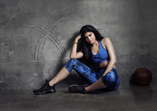 Kylie Jenner posando como embajadora de las deportivas 'Puma Fierce'