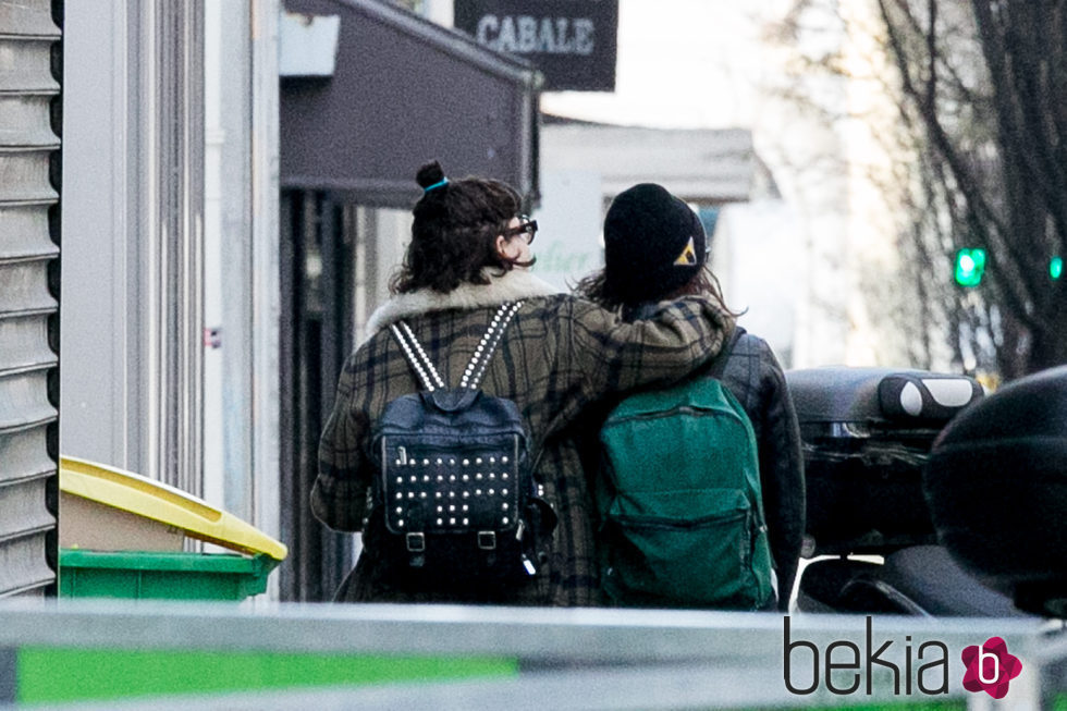 Kristen Stewart abrazada a su novia por las calles de París