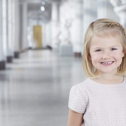 Foto oficlal de Estela de Suecia con 4 años