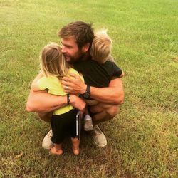 Chris Hemsworth abrazando a Tristan y Sasha el día de su segundo cumpleaños