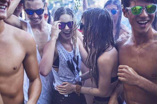 Chicas bailando en la 'poolparty' de Hawkers Co y Pull&Bear en Los Ángeles