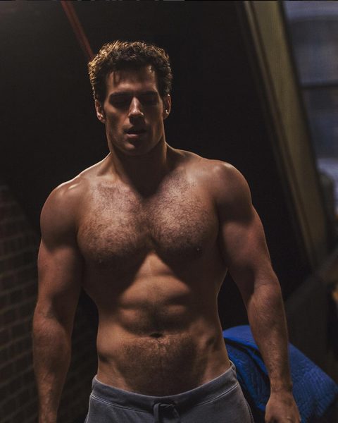 Henry Cavill presumiendo de músculos en una escena de 'Batman vs. Superman' 