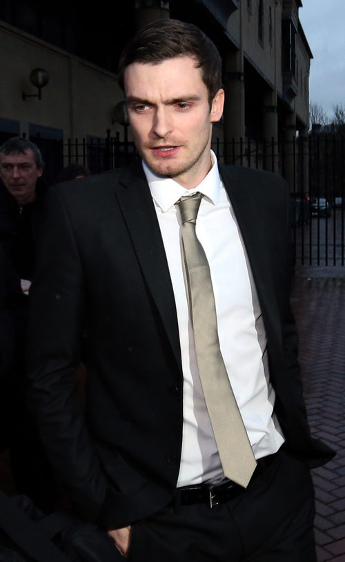 Adam Johnson abandonando el juzgado de Bradford Crown