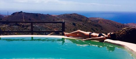 Marta Torné tomando el sol en bikini en Gran Canaria
