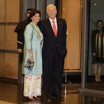 José Manuel García Margallo e Isabel Barreiro en el 80 cumpleaños de Mario Vargas Llosa