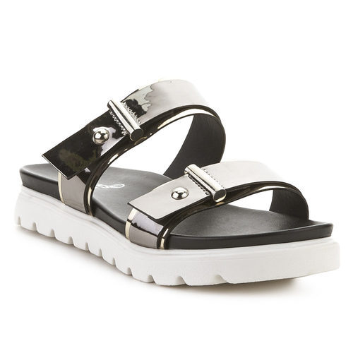 Sandalia con cinturones plateados de la colección primavera/verano 2016 de Merkal