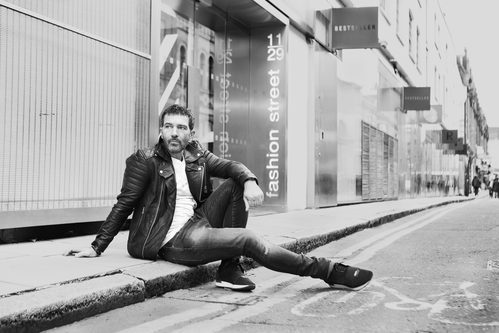 Antonio Banderas con conjunto de chaqueta de cuero y vaqueros de su coleccion para Selected Homme
