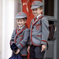 El Príncipe Guillermo y el Príncipe Harry en su primer día de colegio en Wetherby School