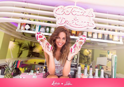 Lara Álvarez con alpargatas de besos de la colección primavera/verano 2016 de Miss Hamptons