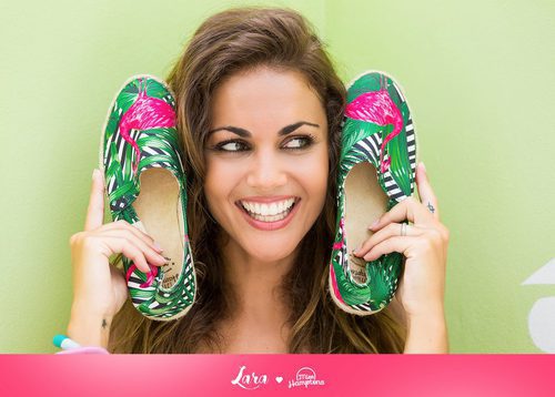 Lara Álvarez con alpargatas de flamencos de la colección primavera/verano 2016 de Miss Hamptons