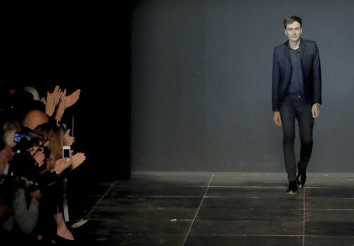 Hedi Slimane en el cierre de colección en París en el año 2013