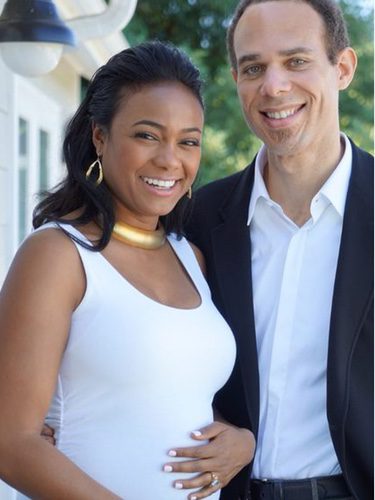 Tatyana Ali embarazada junto a su marido el Dr. Raspberry 