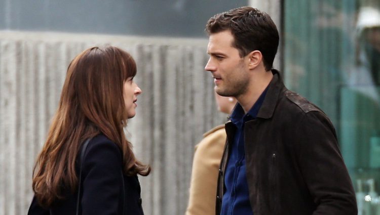 Dakota Johnson y Jamie Dornan se miran en el rodaje de 'Cincuenta sombras más oscuras'