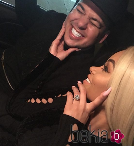 Blac Chyna posa sonriente junto a su anillo de compromiso 