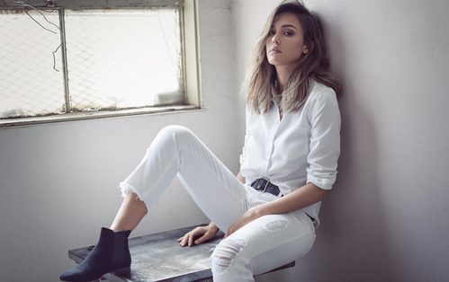Jessica Alba con Vaqueros blancos desgastados y camisa blanca para campaña de DL 1961