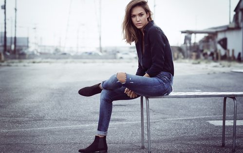 Jessica Alba con Vaqueros rotos y camisa negra para campaña de DL 1961