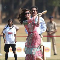 Kate Middleton juega a un partido de cricket con los niños en su viaje a la India