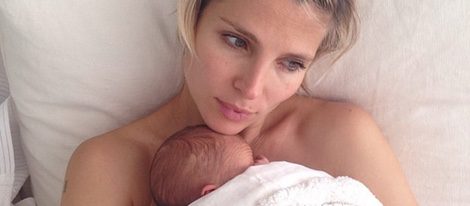 Elsa Pataky amamantando a uno de sus gemelos