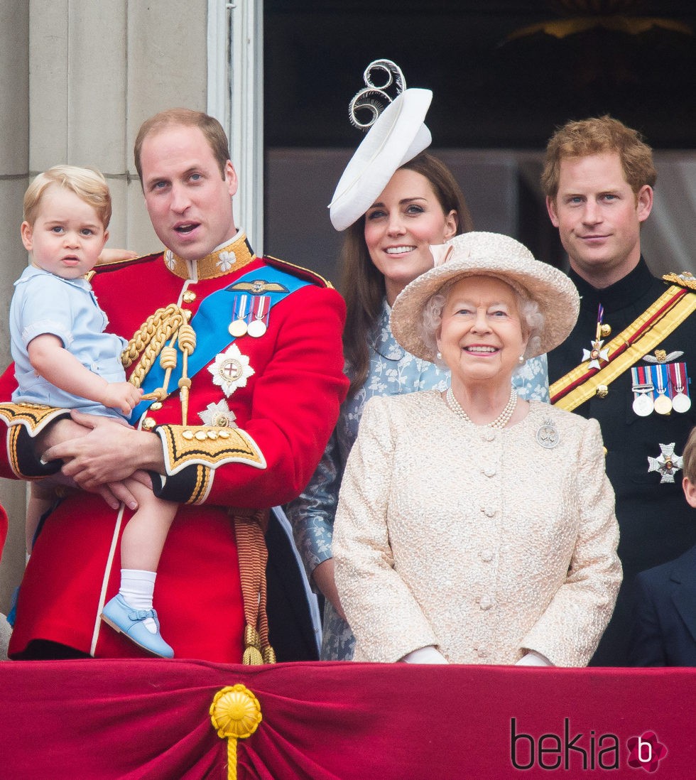 El Príncipe Jorge, los Duques de Cambridge, el Principe Guillermo y Kate Middleton, la Reina Isabel II y el Principe Harry en el Trooping the Colour 2015