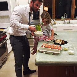 Chris Hemsworth haciéndole la cena a su hija India Rose 