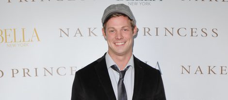 Brandon Jones en el photocall de un evento