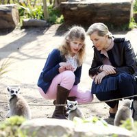 Los Condes de Wessex con sus hijos Louise y James en el zoo de Bristol