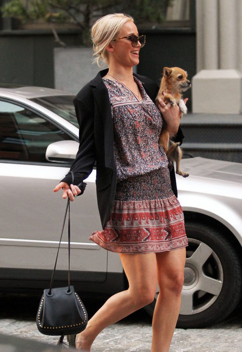 Jennifer Lawrence paseando a su perro Pippi en vestido hippie