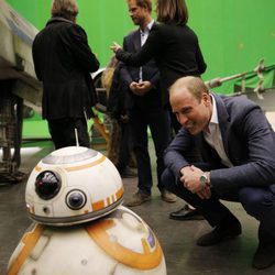 El Príncipe Guillermo con BB-8 en el rodaje de Star Wars: Episodio VIII