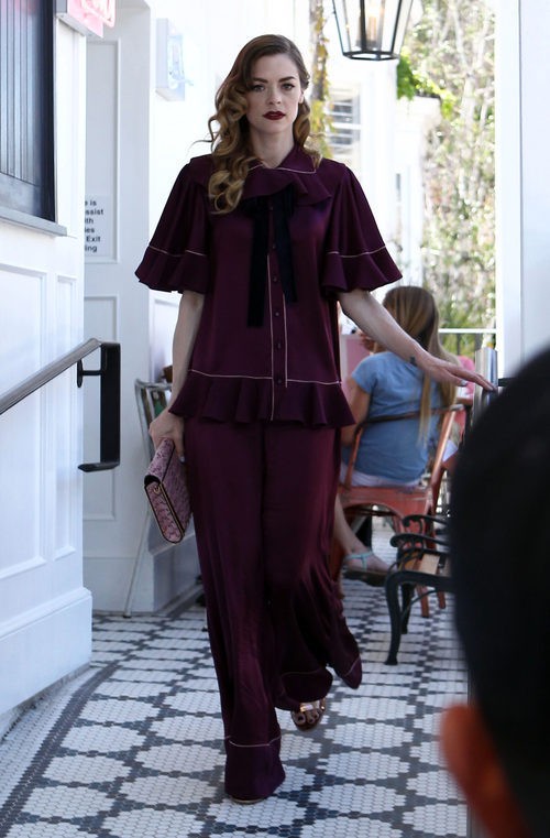 Jaime King con conjunto oversize color granate