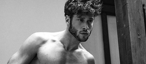 José Lamuño con el torso desnudo apoyado en una barandilla