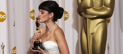 Penélope Cruz con su premio a Mejor Actriz en los Oscar 2009