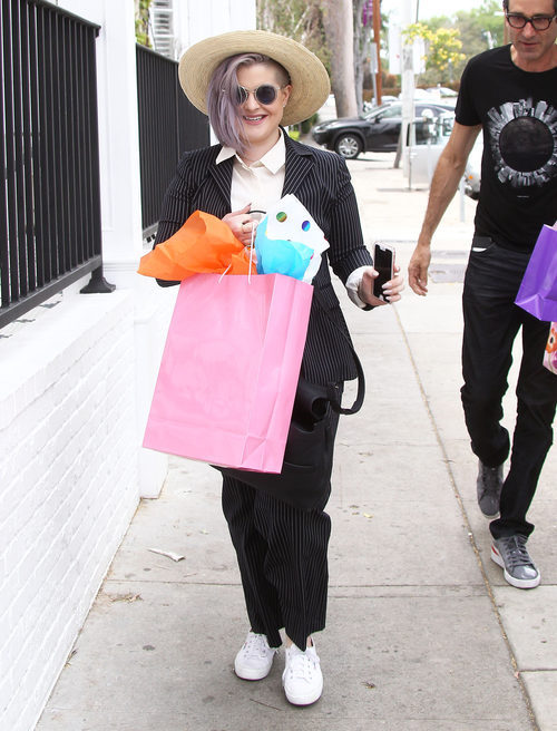 Kelly Osbourne con traje a rayas y sombrero