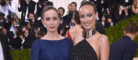Emily Blunt y Olivia Wilde luciendo embarazo en la Gala del MET 2016