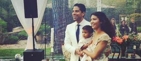 Adan Rodríguez y Grace Gail junto a su hija en su boda en la toscana italiana