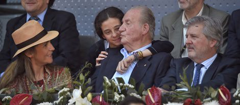 Victoria Federica besa al Rey Juan Carlos junto a la Infanta Elena en el Madrid Open 2016