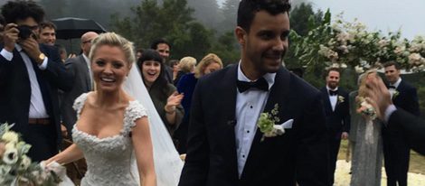 Kaitlin Doubleday y Devin Lucien durante su boda en California