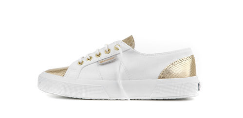 Modelo blanco con dorado de la colección de Superga coleccion primavera/verano 2016 con Eleonora Carisi