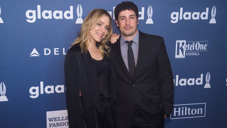 Jenny Mollen y Jason Biggs en GLAAD Media Awards 2016