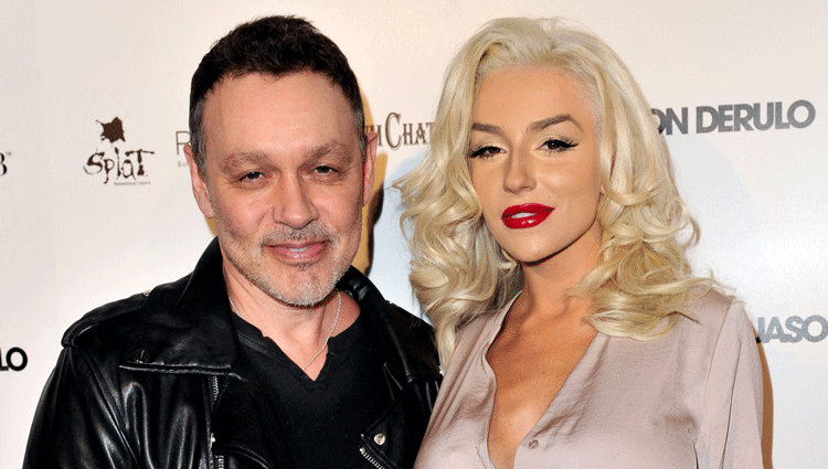 Courtney Stodden junto a Doug Hutchison en el evento 'Star Magazine's Hollywood Rocks' 2015