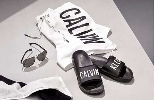 Bodegón bañador, sandalias y gafas colección logotipo de Calvin Klein 2016 para hombres 
