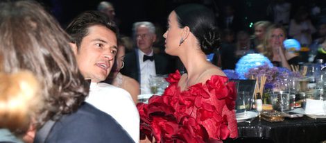 Orlando Bloom y Katy Perry compartiendo confidencias en la Gala amfAR de Cannes 2016