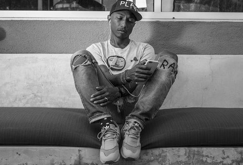 Pharrell Williams posando para la colección Adiddas Originals