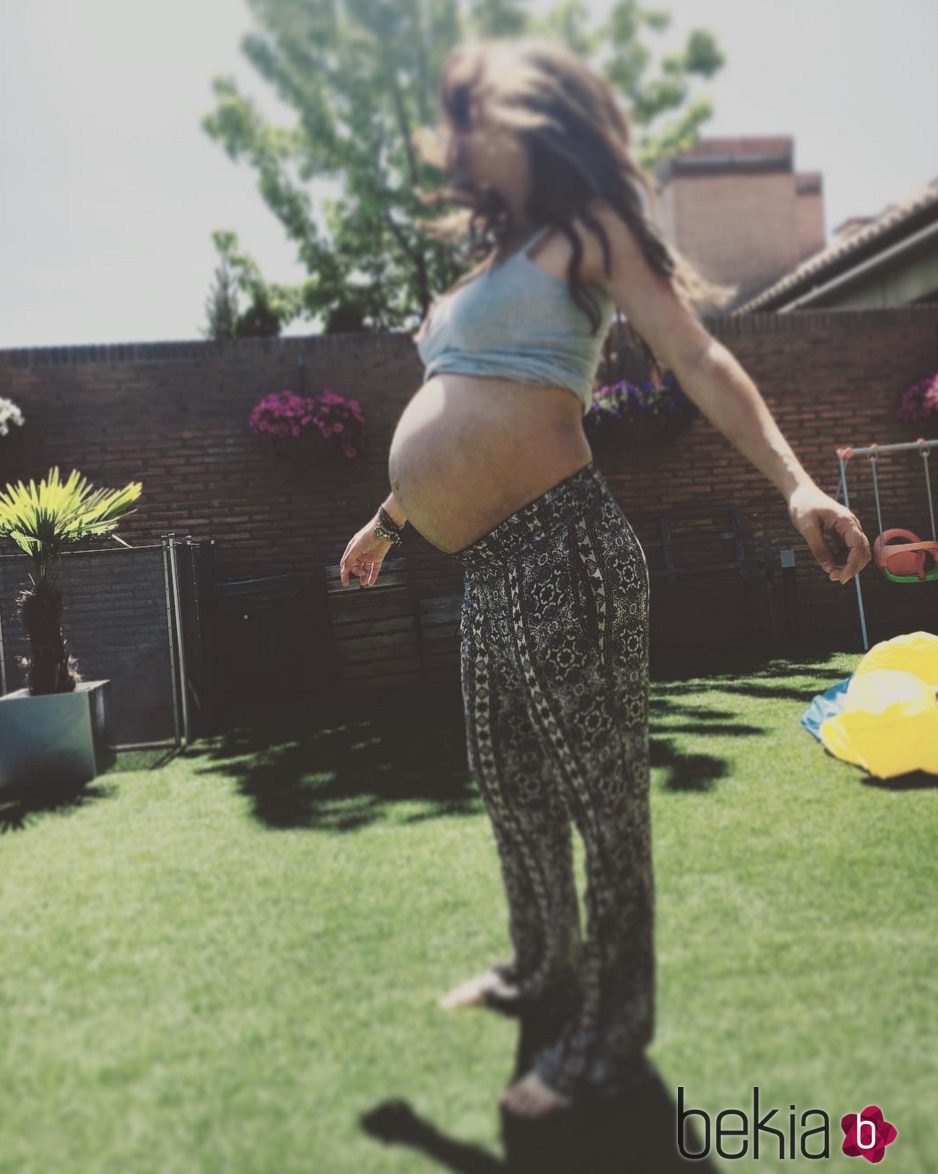 Sara Carbonero enseña su barriguita antes de dar a luz a su segundo hijo