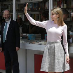 Reina Letizia saludando durante la inauguración de la 75 edición de la Feria del Libro en Madrid 