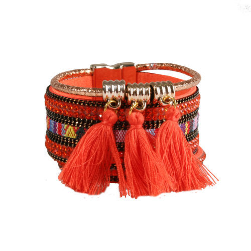 Brazalete naranja con pedrería de la colección de verano 2016 de Lola Casademunt