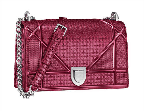 Micro-cannage rojo metalizado de la colección diorama de Dior