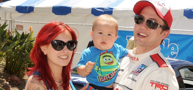 Jackson Rathbone y Sheila Hadsafi con su hijo Monroe Jackson